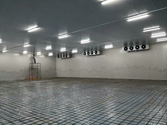 北京冷庫安裝制冷設備的要求 北京冷庫主要用于冷凍食品和冷藏。房間內靠人工冷卻來保持低溫。在冰箱里,地板和屋頂都用厚絕緣材料覆蓋,以減少外部熱量傳遞。冷庫外壁一般為白